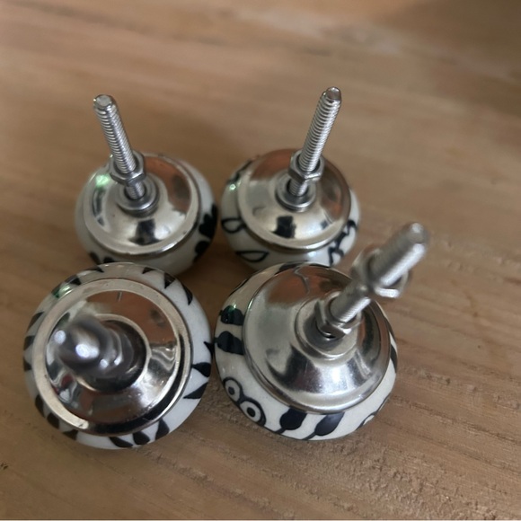 Set of ceramic Black and White Floral Drawer Knobs - Picture 3 of 3